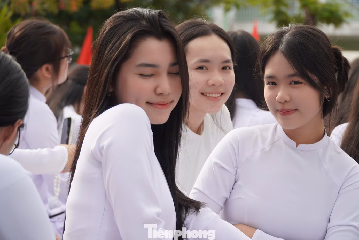 Với nhiều nữ sinh lớp 10, năm học đầu tiên phải mang áo dài đến trường có chút lạ lẫm nhưng các em vẫn rất vui tươi. Xuân Hậu (lớp 10/12) cho hay năm nay được gặp lại các bạn cấp 2 trong ngôi trường mới nên Hậu rất vui. Ảnh: Thanh Hiền.