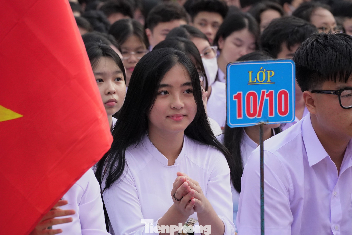 Với nhiều nữ sinh lớp 10, năm học đầu tiên phải mang áo dài đến trường có chút lạ lẫm nhưng các em vẫn rất vui tươi. Xuân Hậu (lớp 10/12) cho hay năm nay được gặp lại các bạn cấp 2 trong ngôi trường mới nên Hậu rất vui. Ảnh: Thanh Hiền.