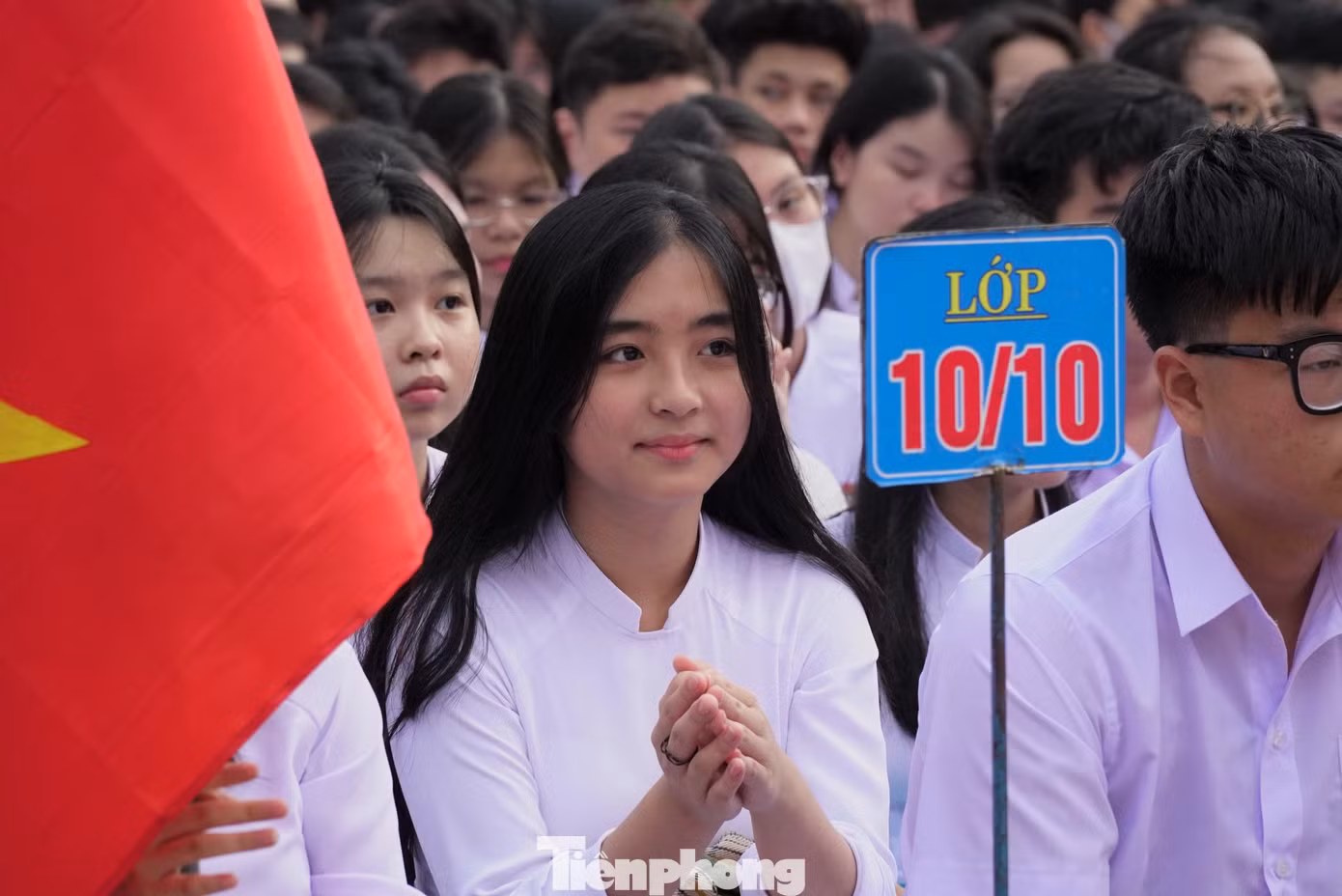 Với nhiều nữ sinh lớp 10, năm học đầu tiên phải mang áo dài đến trường có chút lạ lẫm nhưng các em vẫn rất vui tươi. Xuân Hậu (lớp 10/12) cho hay năm nay được gặp lại các bạn cấp 2 trong ngôi trường mới nên Hậu rất vui. Ảnh: Thanh Hiền.