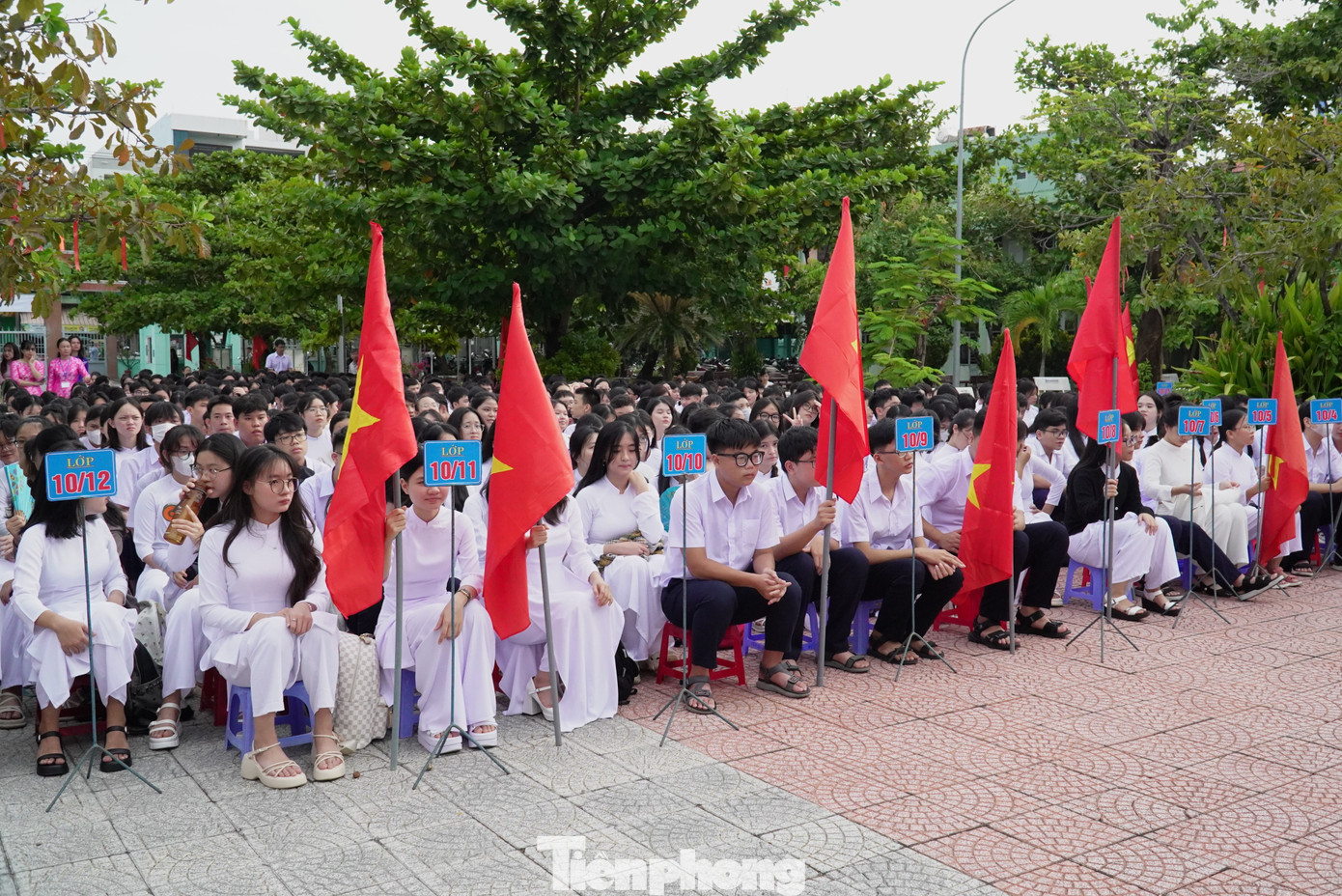 Xuân Trang (lớp 11/9, THPT Nguyễn Hiền) cho hay rất háo hức vì được gặp thầy cô và bạn. "Năm nay em sẽ cố gắng được học sinh giỏi và đóng góp cho trường lớp thật nhiều", Trang chia sẻ. Ảnh: Thanh Hiền.