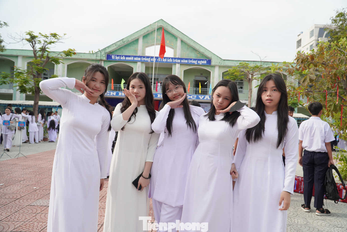 Ngày khai giảng dưới thời tiết mát mẻ, buổi lễ diễn ra chưa đầy 1 tiếng đồng hồ. Sau lễ khai giảng, các trường bắt đầu học tập theo thời khoá biểu. Ảnh: Thanh Hiền.