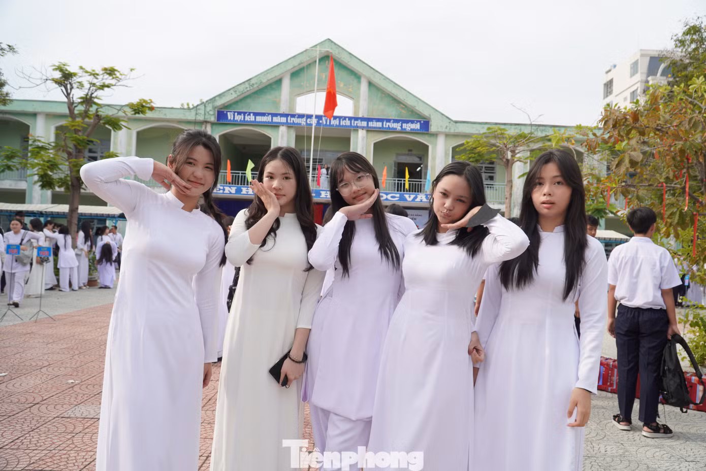 Ngày khai giảng dưới thời tiết mát mẻ, buổi lễ diễn ra chưa đầy 1 tiếng đồng hồ. Sau lễ khai giảng, các trường bắt đầu học tập theo thời khoá biểu. Ảnh: Thanh Hiền.