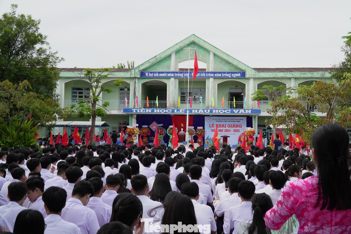 Từ sáng sớm, hàng ngàn học sinh đã có mặt tại các trường để tham dự lễ khai giảng. Buổi lễ tổ chức ngắn gọn, nghiêm túc với chào cờ, hát Quốc ca, giới thiệu đại biểu, đọc thư của Chủ tịch nước, phát biểu chào mừng năm học mới và đánh trống khai trường. Ảnh: Thanh Hiền.