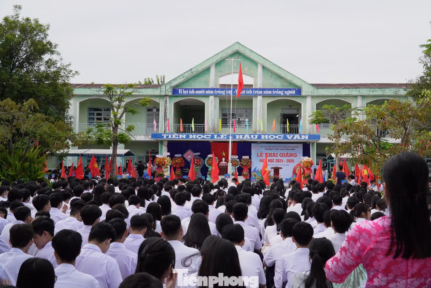 Từ sáng sớm, hàng ngàn học sinh đã có mặt tại các trường để tham dự lễ khai giảng. Buổi lễ tổ chức ngắn gọn, nghiêm túc với chào cờ, hát Quốc ca, giới thiệu đại biểu, đọc thư của Chủ tịch nước, phát biểu chào mừng năm học mới và đánh trống khai trường. Ảnh: Thanh Hiền.