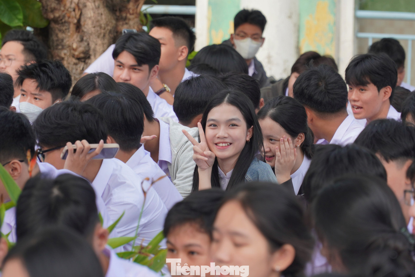 Xuân Trang (lớp 11/9, THPT Nguyễn Hiền) cho hay rất háo hức vì được gặp thầy cô và bạn. "Năm nay em sẽ cố gắng được học sinh giỏi và đóng góp cho trường lớp thật nhiều", Trang chia sẻ. Ảnh: Thanh Hiền.