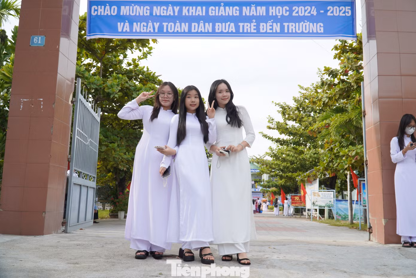 Với nhiều nữ sinh lớp 10, năm học đầu tiên phải mang áo dài đến trường có chút lạ lẫm nhưng các em vẫn rất vui tươi. Xuân Hậu (lớp 10/12) cho hay năm nay được gặp lại các bạn cấp 2 trong ngôi trường mới nên Hậu rất vui. Ảnh: Thanh Hiền.