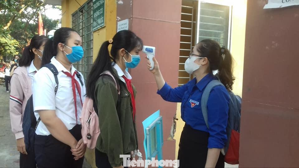 Học sinh đến trường đều mang khẩu trang, đo thân nhiệt, sát khuẩn trước khi vào lớp. Học sinh đến trường đều mang khẩu trang, đo thân nhiệt, sát khuẩn trước khi vào lớp.