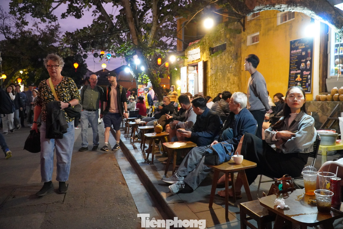 Rất nhiều người dân, du khách đến phố cổ chỉ để ngồi vỉa hè uống ly cà phê, ăn tô cao lầu và tận hưởng không khí yên bình của Hội An sau một năm bươn chải.