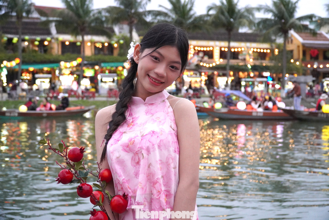 Mọi ngả đường trong phố cổ nhộn nhịp người qua lại, đặc biệt là các "nàng thơ" đến chụp ảnh. Từ ngày 29 tháng Chạp đến hết mùng 3 Tết Ất Tỵ, Hội An tạm dừng hoạt động bán vé khu phố cổ và các làng nghề trên địa bàn.