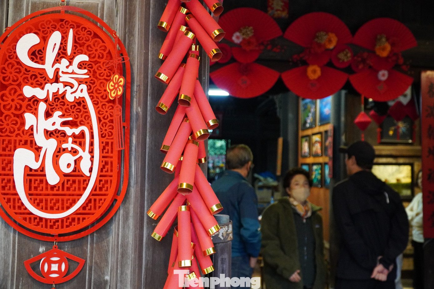 Phố cổ trang hoàng đón Tết.