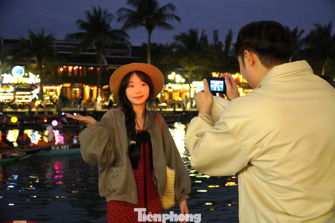 Mọi ngả đường trong phố cổ nhộn nhịp người qua lại, đặc biệt là các "nàng thơ" đến chụp ảnh. Từ ngày 29 tháng Chạp đến hết mùng 3 Tết Ất Tỵ, Hội An tạm dừng hoạt động bán vé khu phố cổ và các làng nghề trên địa bàn.