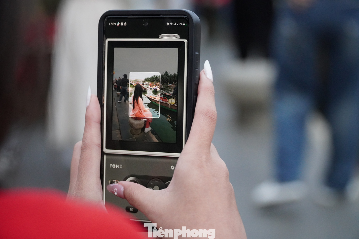 Mọi ngả đường trong phố cổ nhộn nhịp người qua lại, đặc biệt là các "nàng thơ" đến chụp ảnh. Từ ngày 29 tháng Chạp đến hết mùng 3 Tết Ất Tỵ, Hội An tạm dừng hoạt động bán vé khu phố cổ và các làng nghề trên địa bàn.