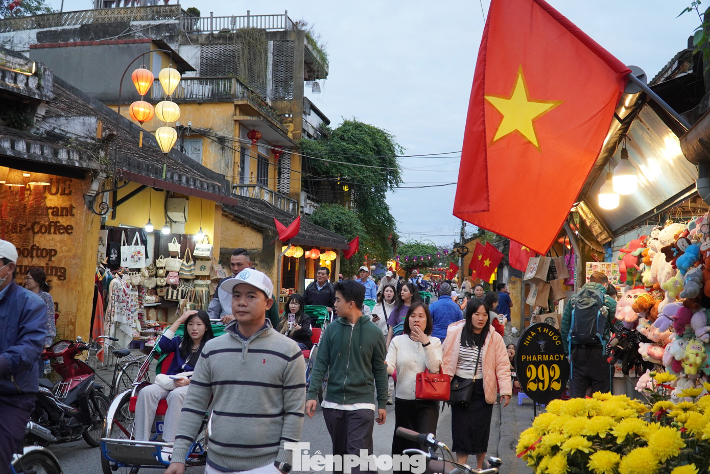 Các tuyến đường trong phố cổ tấp nập người dân và du khách ngày cuối năm nhưng không khí rất nhẹ nhàng như vốn có. Ảnh: Thanh Hiền.