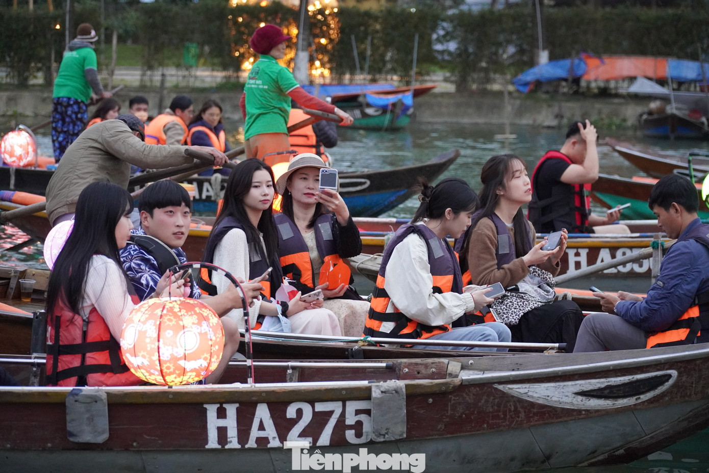 Du khách thảnh thơi đi thuyền trên sông Hoài.