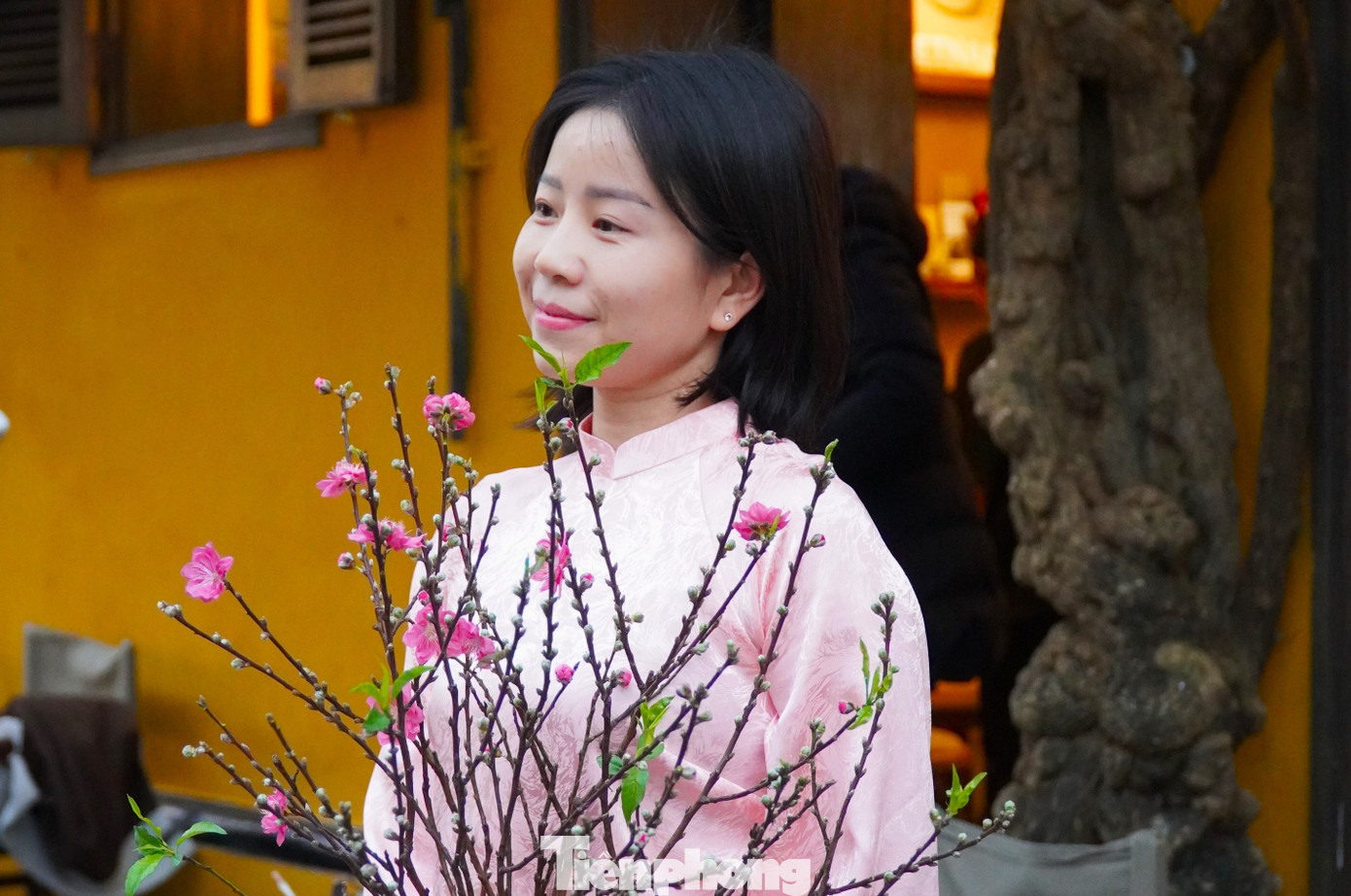 Thiếu nữ tìm về phố cổ Hội An lưu lại khoảnh khắc cuối năm.