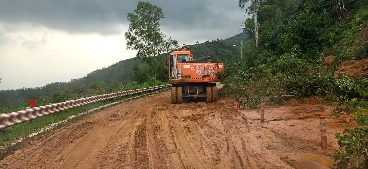 Ông Nghĩa thông tin thêm trên bán đảo Sơn Trà có hàng chục điểm sạt lở, đất đá đổ xuống vùi lấp đường đi. Các lực lượng đã lập tức khơi thông để xe cộ có thể qua lại, đưa du khách mắc kẹt trên bán đảo xuống.