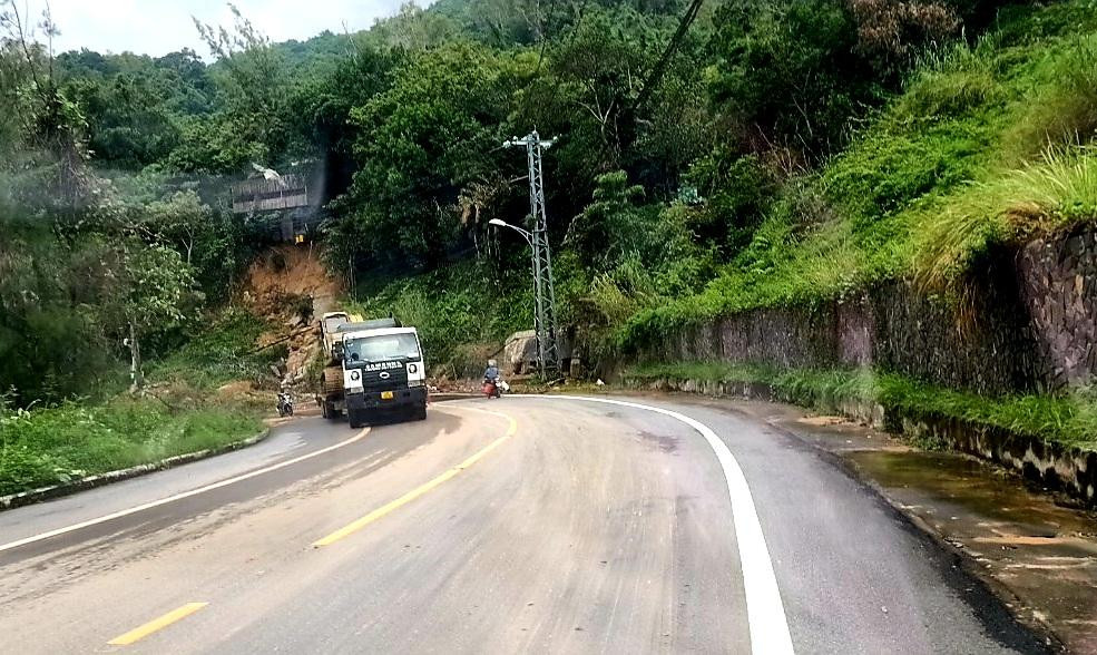 Hiện xe cộ đã đi lại được tuyến đường trên bán đảo, chỉ còn một vài điểm lực lượng chức năng đang dọn bùn đất.