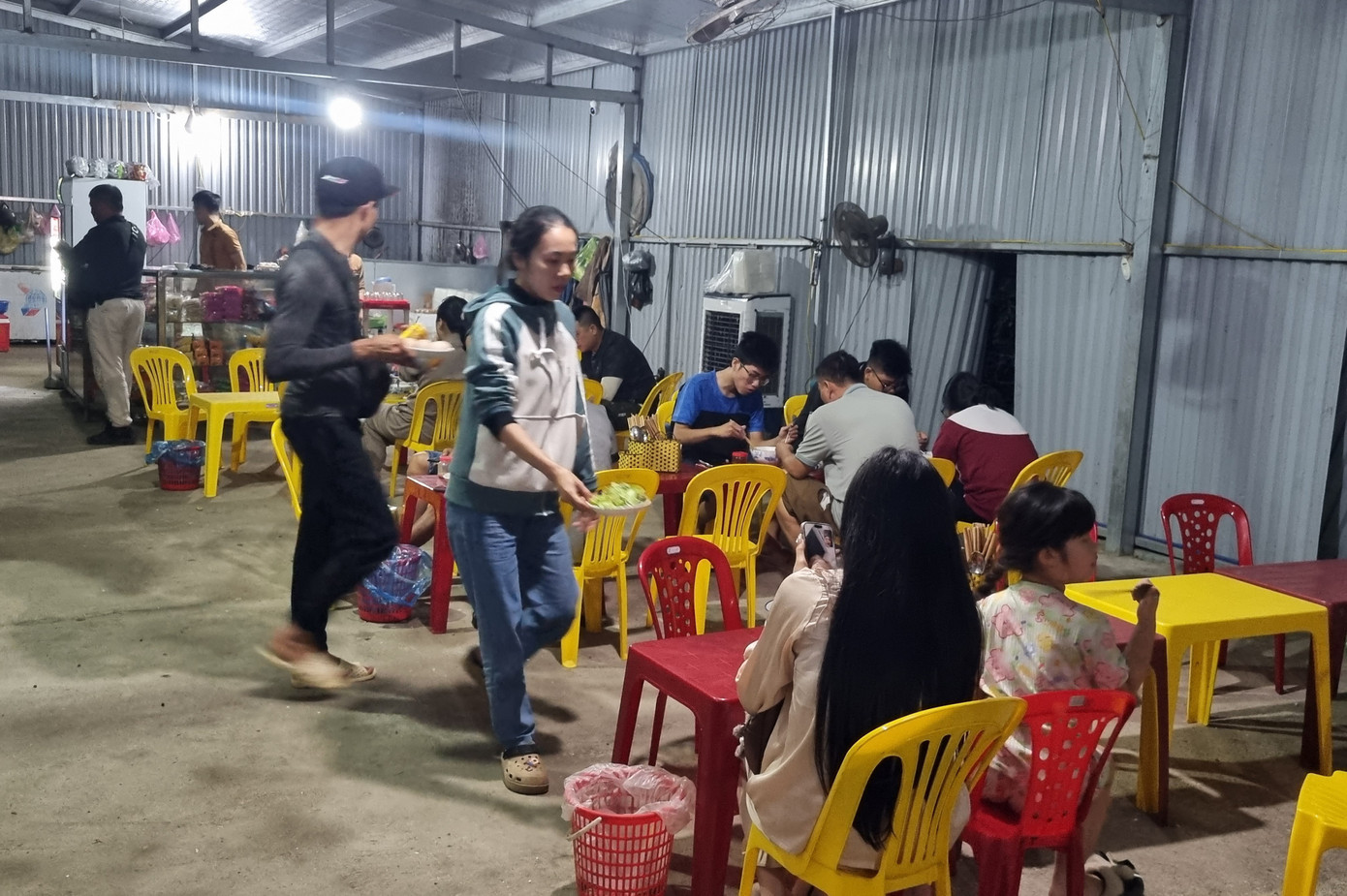 Trời nhá nhem tối, đoàn xe trên cao tốc vẫn nườm nượp. Trong ảnh: Xe dừng nghỉ tại trạm nghỉ tạm trên tuyến Cam Lộ - La Sơn. Trời nhá nhem tối, đoàn xe trên cao tốc vẫn nườm nượp. Trong ảnh: Xe dừng nghỉ tại trạm nghỉ tạm trên tuyến Cam Lộ - La Sơn.