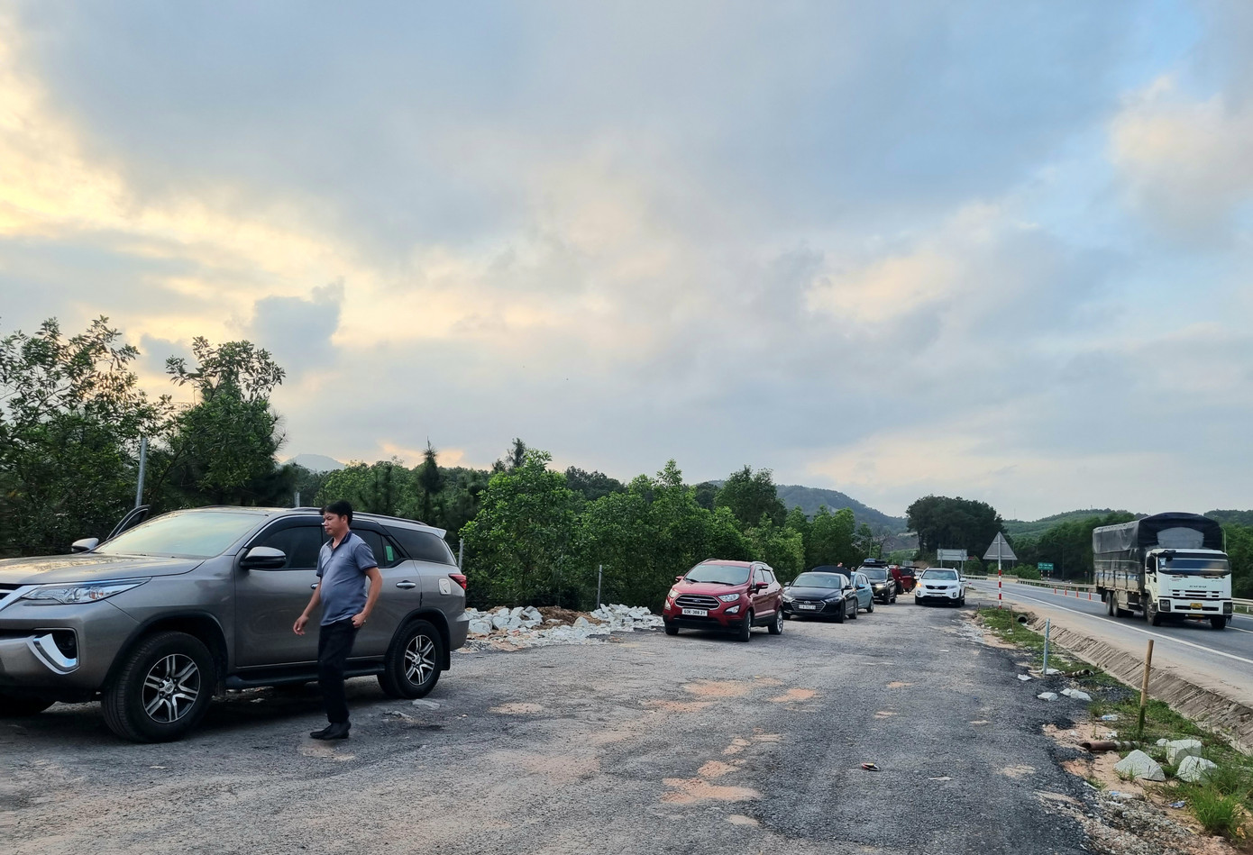 Trời nhá nhem tối, đoàn xe trên cao tốc vẫn nườm nượp. Trong ảnh: Xe dừng nghỉ tại trạm nghỉ tạm trên tuyến Cam Lộ - La Sơn. Trời nhá nhem tối, đoàn xe trên cao tốc vẫn nườm nượp. Trong ảnh: Xe dừng nghỉ tại trạm nghỉ tạm trên tuyến Cam Lộ - La Sơn.