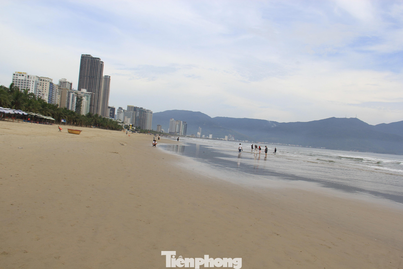 Bãi biển sau bão đầy rác, bèo được dọn sạch bong. Bãi biển sau bão đầy rác, bèo được dọn sạch bong.