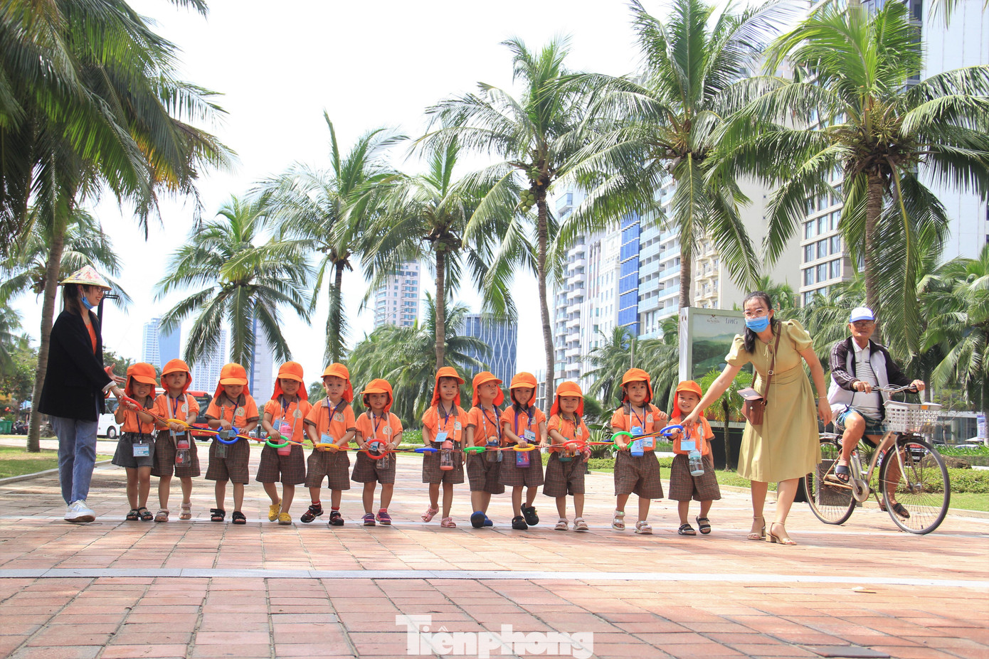Vỉa hè đã sạch trơn. Trong ảnh: Cô trò một trường mầm non trên địa bàn quận Sơn Trà ra biển dã ngoại ngày cuối tuần.. Vỉa hè đã sạch trơn. Trong ảnh: Cô trò một trường mầm non trên địa bàn quận Sơn Trà ra biển dã ngoại ngày cuối tuần..