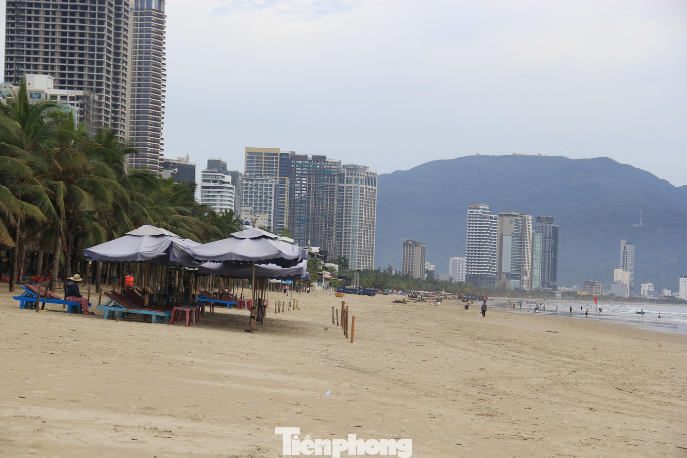 Hàng quán đã mở lại để phục vụ du khách. Hàng quán đã mở lại để phục vụ du khách.