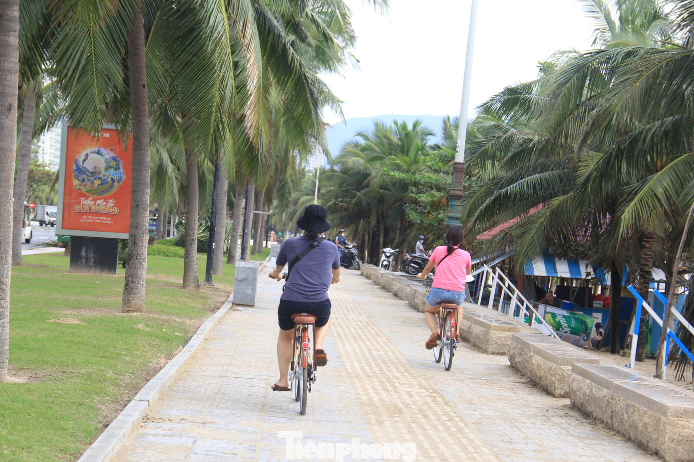 Du khách thong dong đạp xe vỉa hè ven biển. Du khách thong dong đạp xe vỉa hè ven biển.