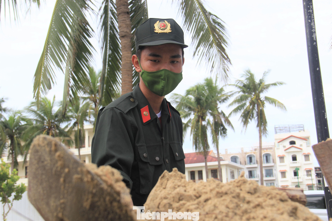 Cơn bão đã phủ cát dọc tuyến biển quận Sơn Trà, Ngũ Hành Sơn. Nhiều đoạn cát đóng dày phải huy động xe múc. Cơn bão đã phủ cát dọc tuyến biển quận Sơn Trà, Ngũ Hành Sơn. Nhiều đoạn cát đóng dày phải huy động xe múc.