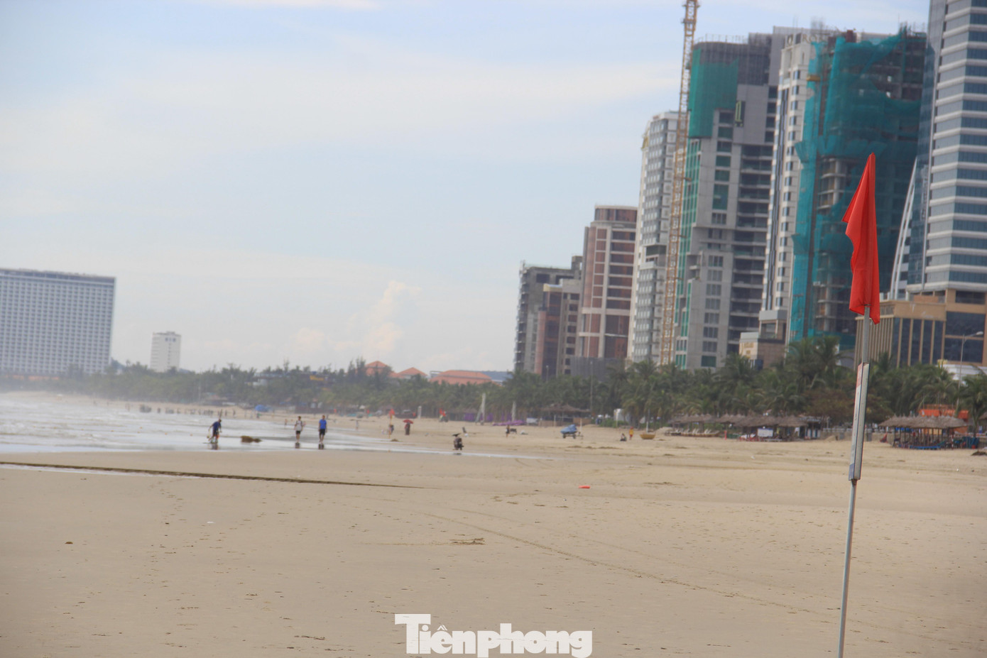 Bãi tắm sạch sẽ, không còn rác bẩn sau cơn bão. Bãi tắm sạch sẽ, không còn rác bẩn sau cơn bão.