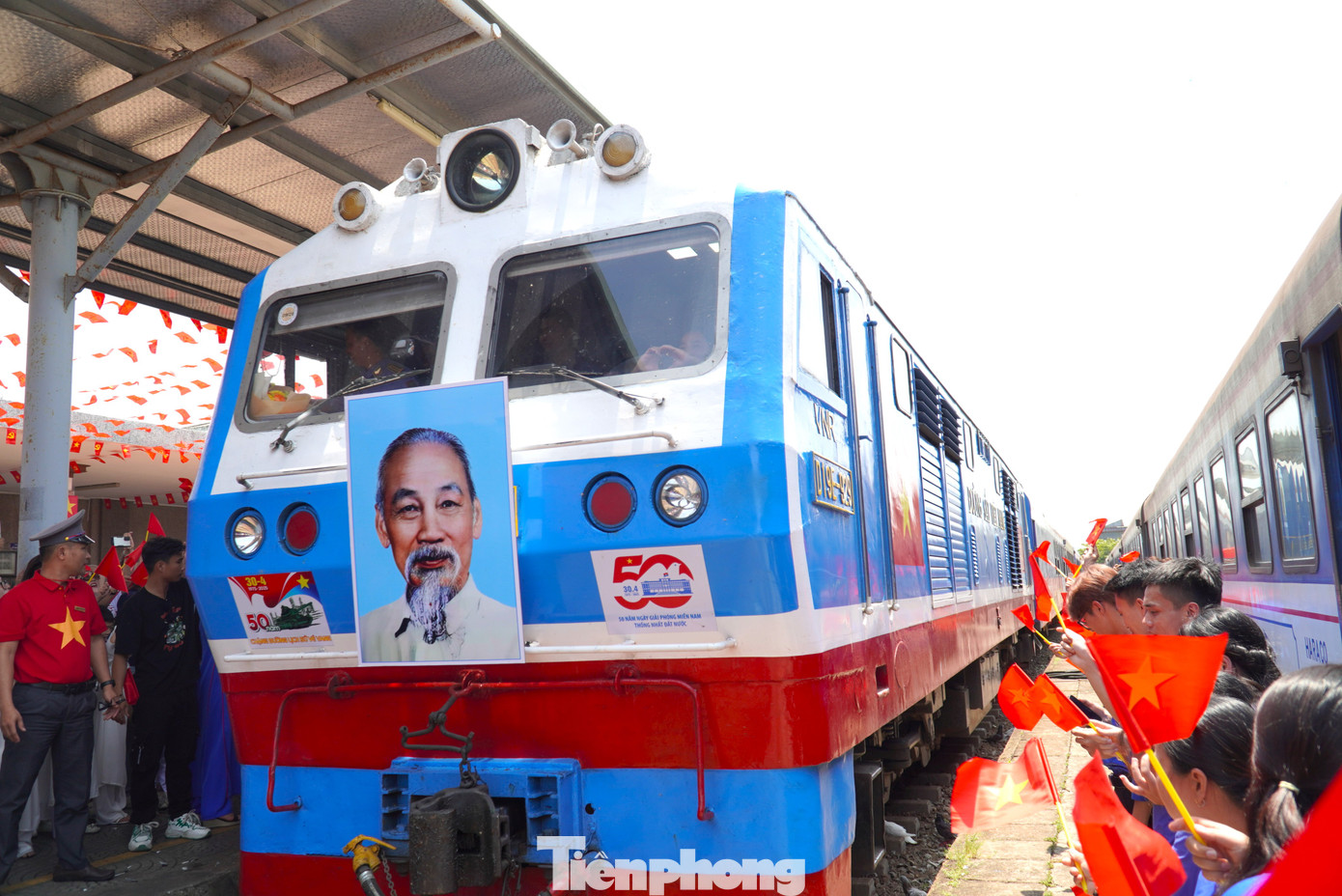 Đoàn tàu Thống Nhất với ảnh Bác Hồ phía trước