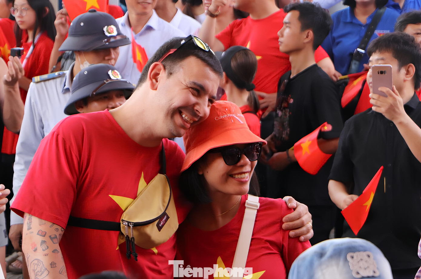 Du khách nước ngoài cũng khoác áo cờ đỏ sao vàng, chung niềm vui với đất nước Việt Nam.