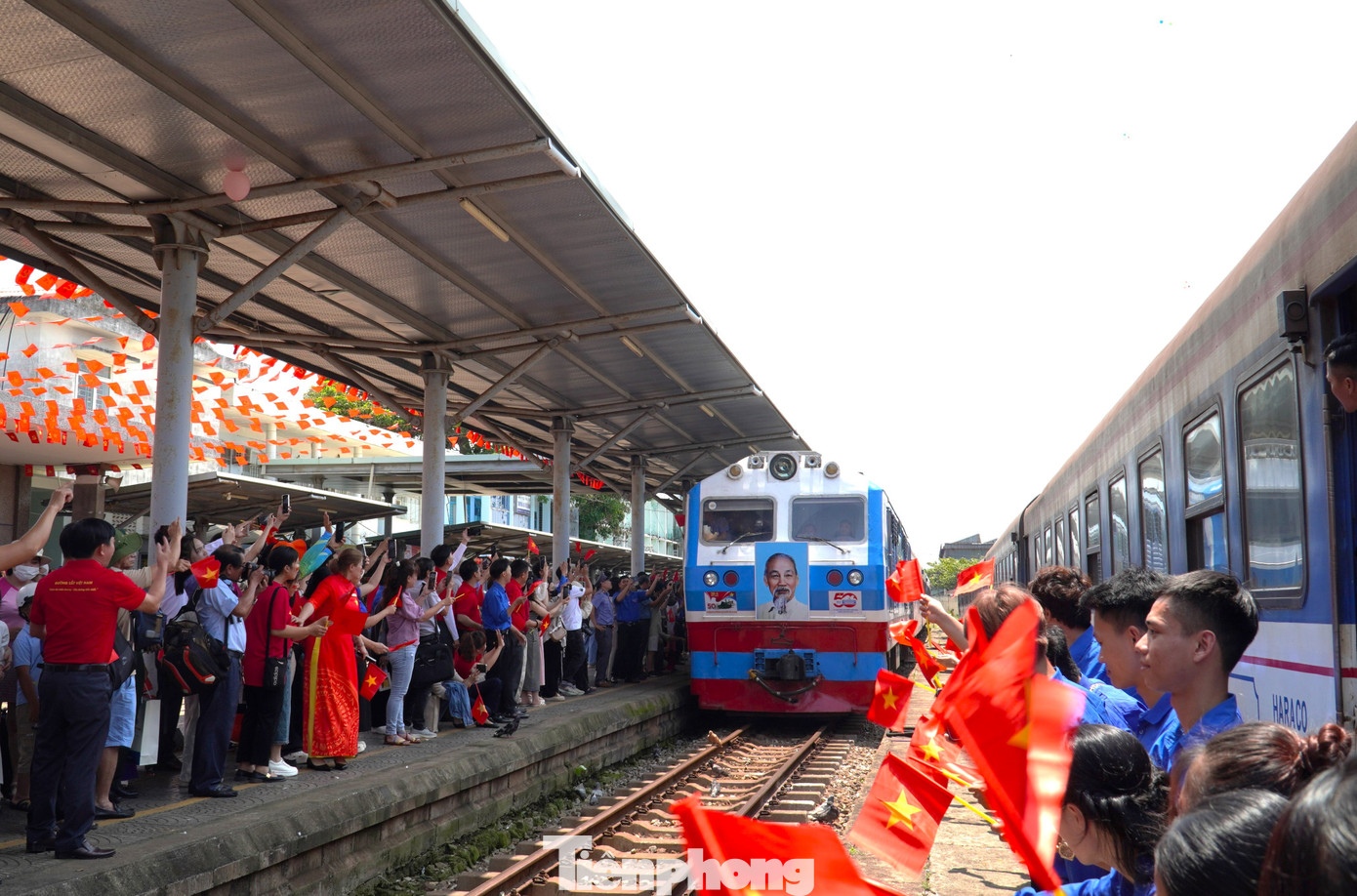 Lúc 12h32', tàu SE4 vào ga Đà Nẵng trong sự đón chào nồng nhiệt của người dân Đà Nẵng. Chị Ngọc Trâm (37 tuổi, quận Thanh Khê) cho hay vì không thể vào TP Hồ Chí Minh xem diễu binh trong ngày lễ lớn của đất nước được nên chị đã đến ga từ sớm. "Tôi chờ đợi giây phút này từ rất lâu để được chứng kiến khoảnh khắc lịch sử hai đoàn tàu Bắc Nam hội ngộ. Thật xúc động khi tất cả mọi người đều hướng về Tổ quốc", chị nói.