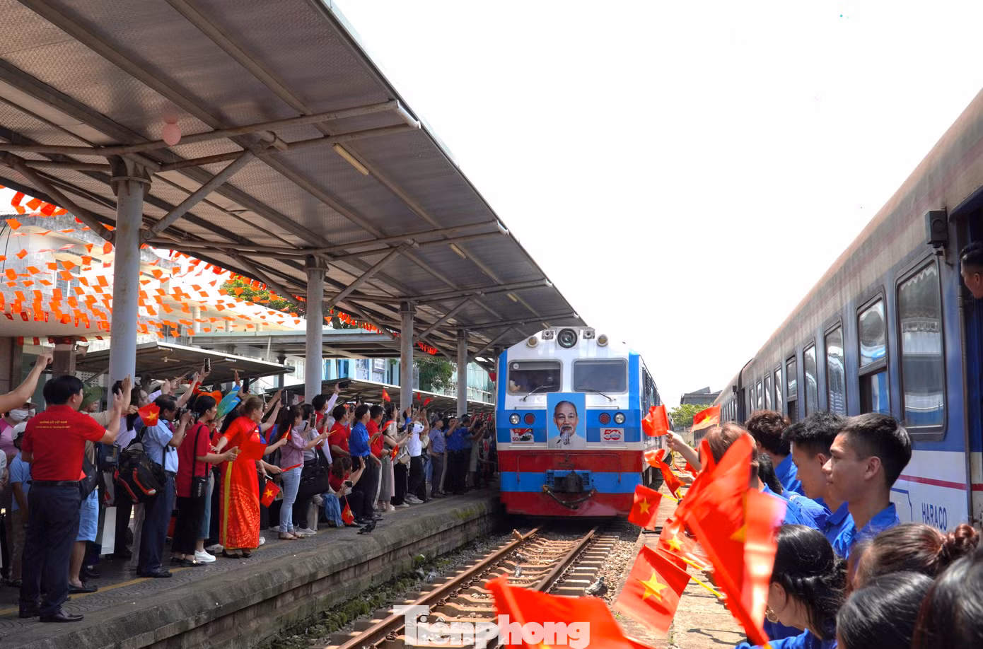 Lúc 12h32', tàu SE4 vào ga Đà Nẵng trong sự đón chào nồng nhiệt của người dân Đà Nẵng. Chị Ngọc Trâm (37 tuổi, quận Thanh Khê) cho hay vì không thể vào TP Hồ Chí Minh xem diễu binh trong ngày lễ lớn của đất nước được nên chị đã đến ga từ sớm. "Tôi chờ đợi giây phút này từ rất lâu để được chứng kiến khoảnh khắc lịch sử hai đoàn tàu Bắc Nam hội ngộ. Thật xúc động khi tất cả mọi người đều hướng về Tổ quốc", chị nói.