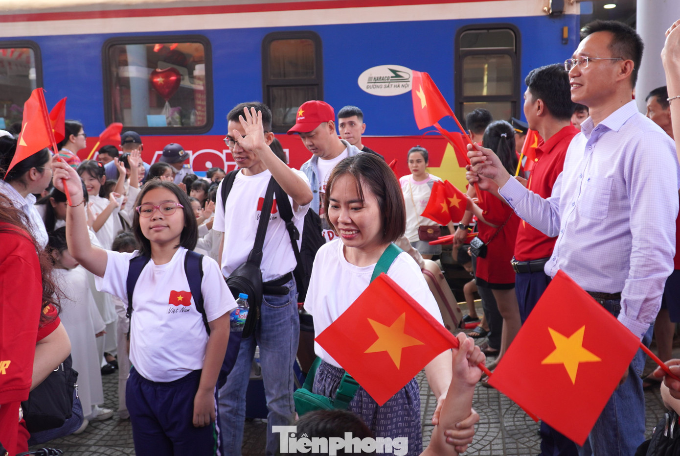 Những hành khách trên chuyến tàu lịch sử được chào đón nồng nhiệt trên sân ga Đà Nẵng.