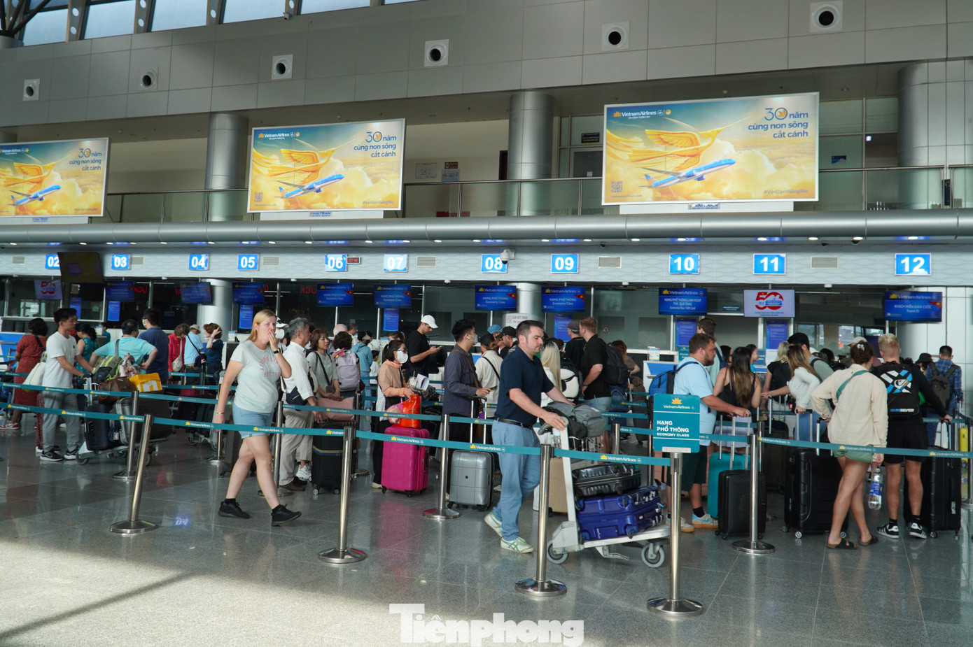 Trong khi đó, khu vực làm thủ tục lên máy bay cũng đông không kém. Trong khung giờ từ 14-16h, 22-24h là thời điểm có số lượng chuyến bay cất, hạ cánh nhiều nhất. Anh Ngọc Quang (quận Hải Châu) cho hay hai vợ chồng anh đi vào TPHCM dịp lễ. "Dù mua vé hơi khó, giá cao nhưng cuối cùng tôi cũng mua được. Tiếc là không tìm được chuyến sớm hơn để kịp vào xem diễu binh", anh nói.