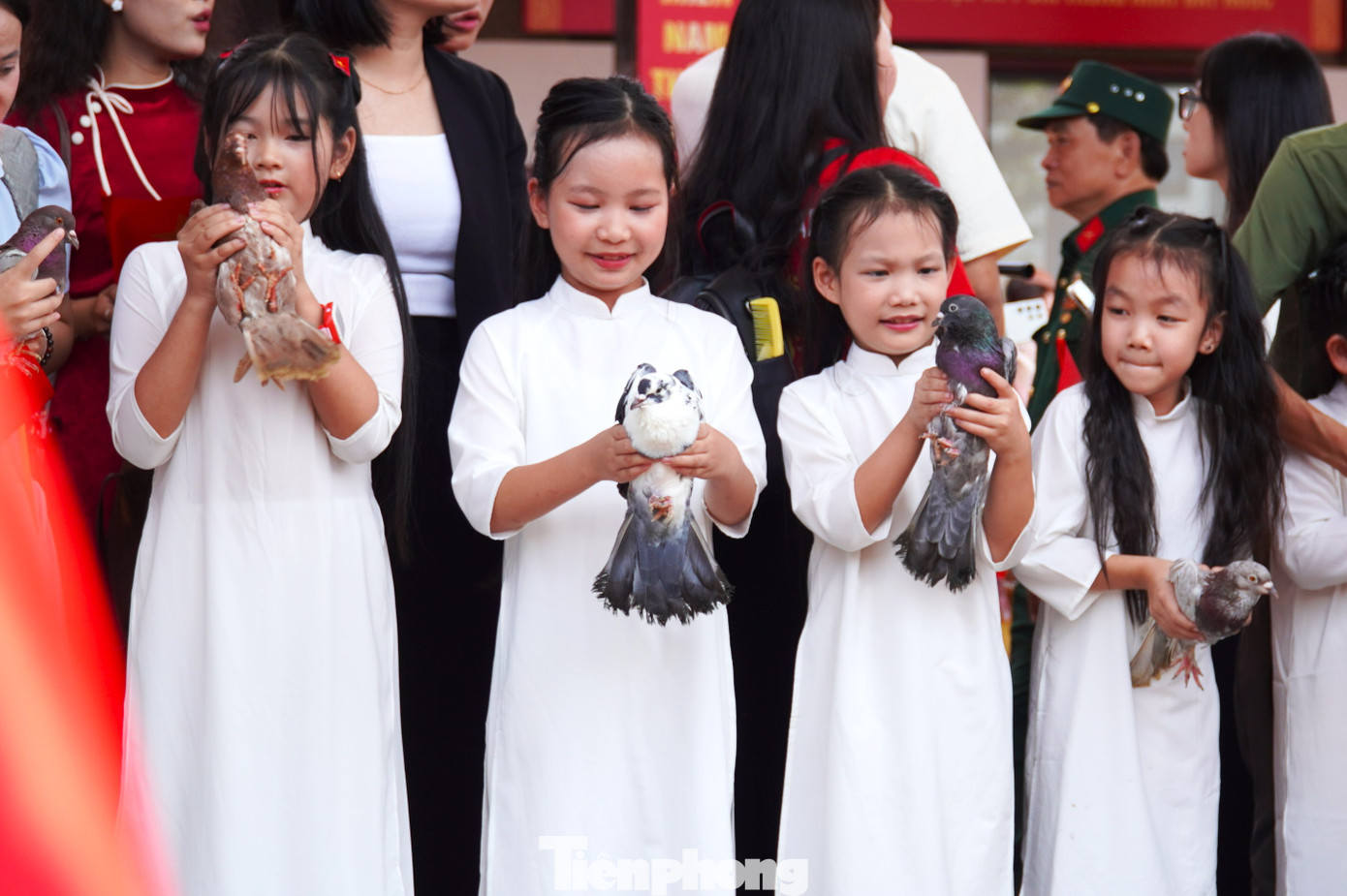 Những em nhỏ đợi thả chim hòa bình khi đoàn tàu Thống Nhất vào ga. Ảnh: Thanh Hiền