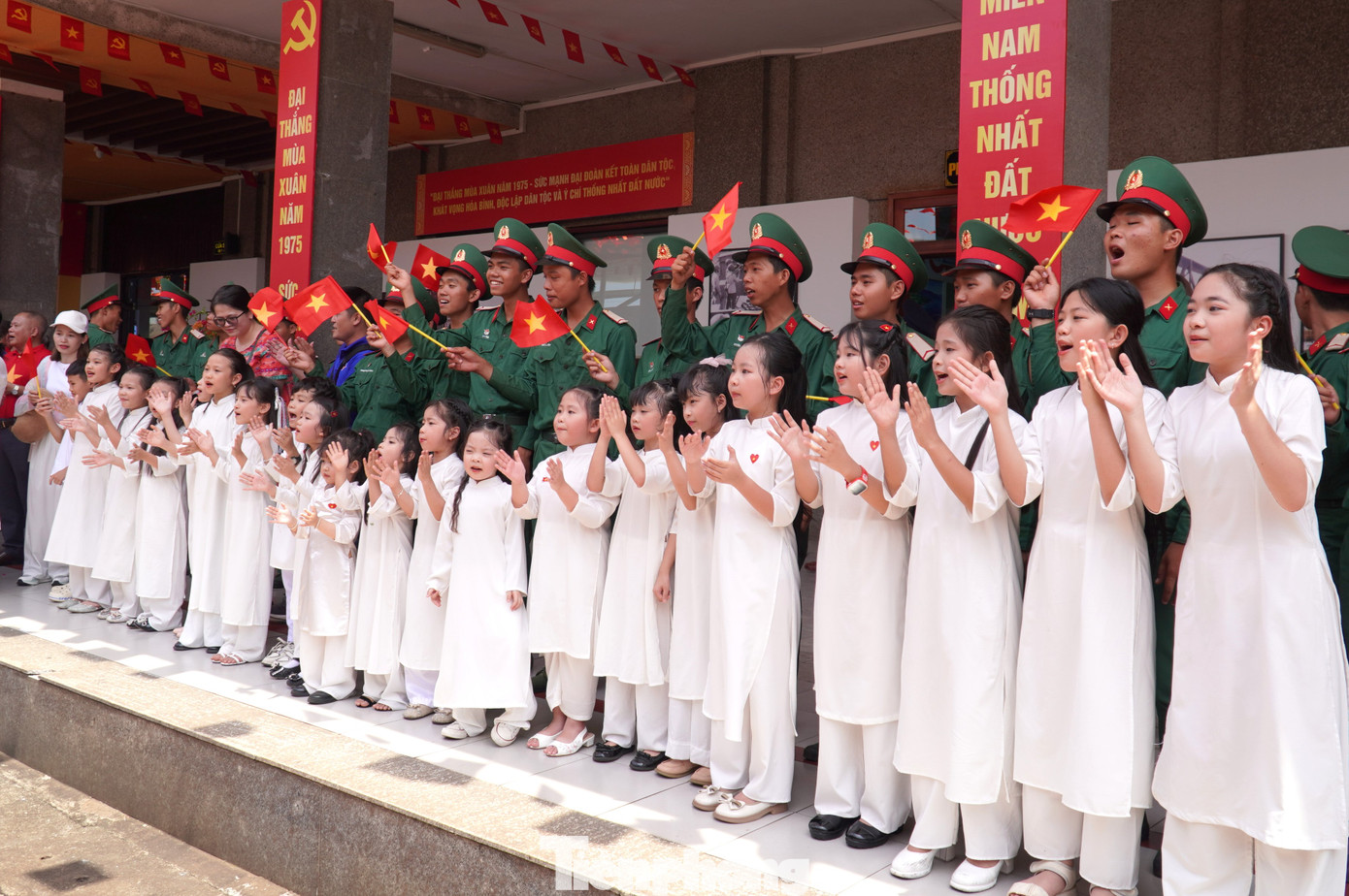 Hát vang ca khúc Như có Bác trong ngày vui đại thắng trên sân ga Đà Nẵng.