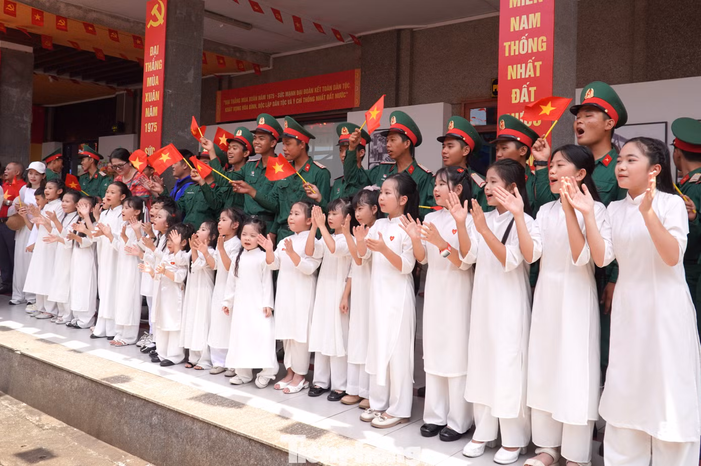 Hát vang ca khúc Như có Bác trong ngày vui đại thắng trên sân ga Đà Nẵng.