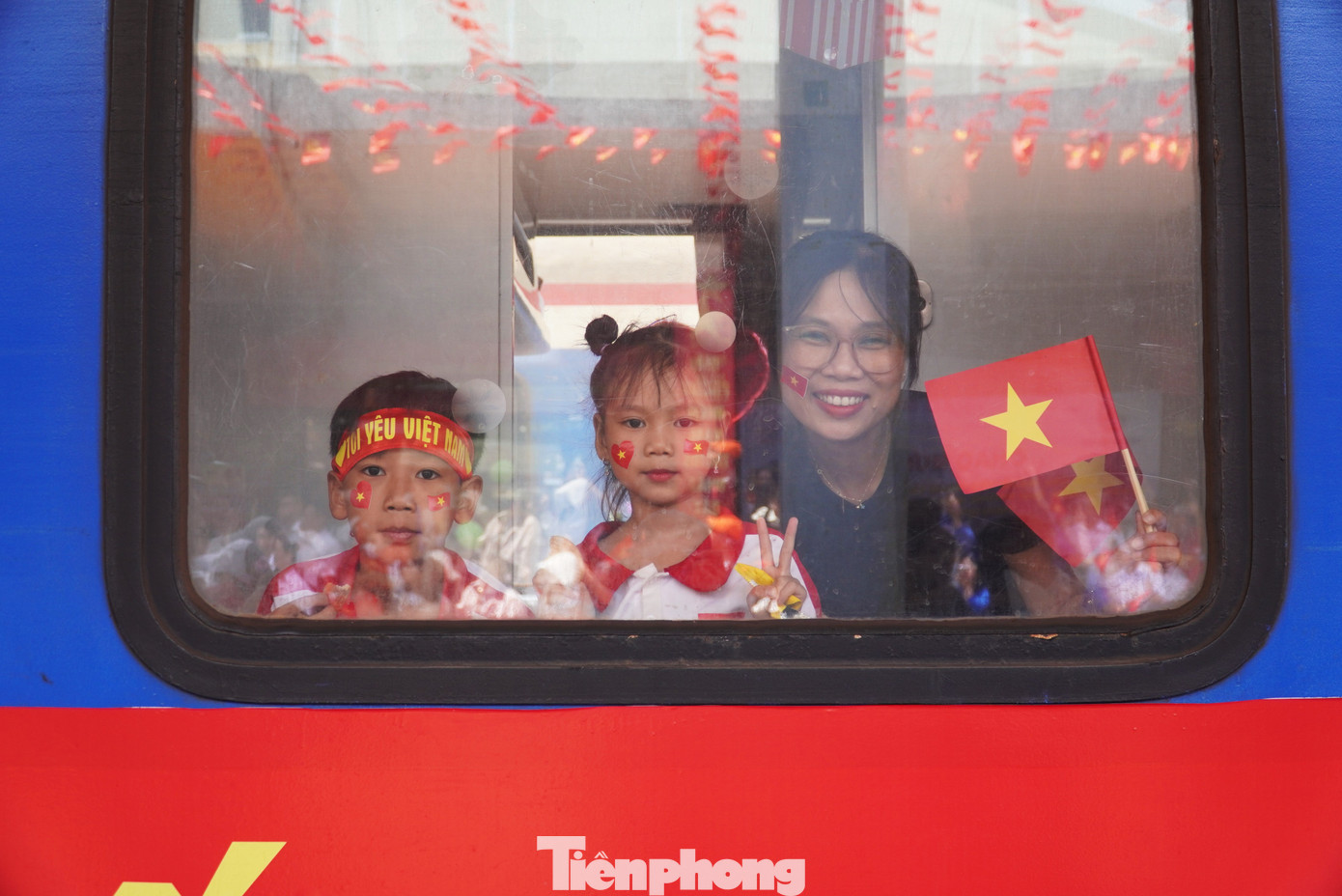 Hành khách đi trên “Đoàn tàu Thống Nhất” được sống trong không khí của ngày hội với các chương trình nghệ thuật là các ca khúc cách mạng, ca ngợi quê hương đất nước. Đặc biệt, từ ga Huế đến Đà Nẵng (đối với SE1) và từ Tam Kỳ - Đà Nẵng (đối với tàu SE4), hành khách được chào đón bằng một chương trình âm nhạc trực tiếp do các nghệ sĩ biểu diễn.