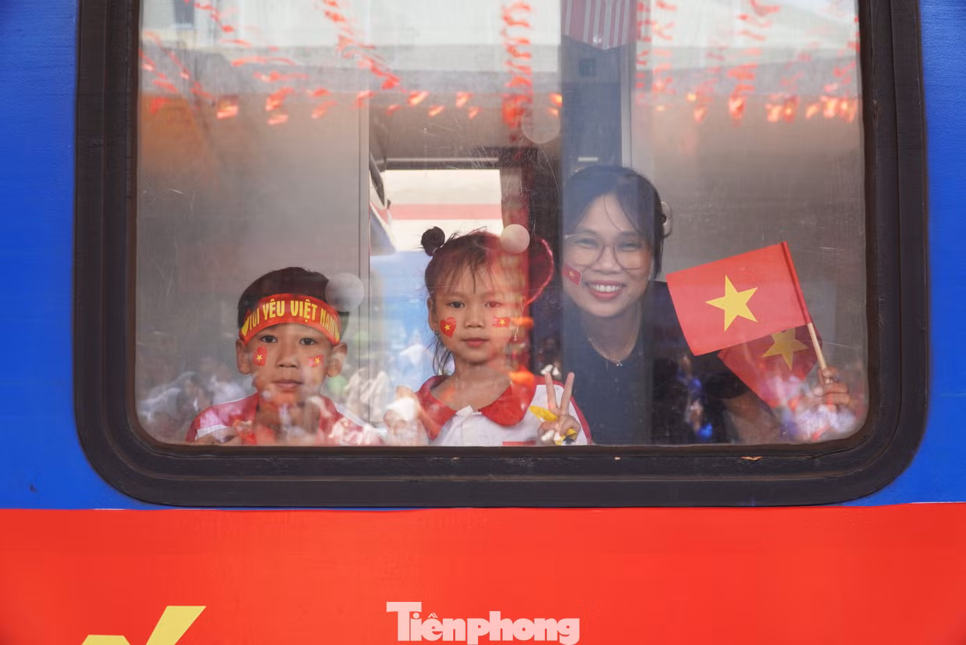 Hành khách đi trên “Đoàn tàu Thống Nhất” được sống trong không khí của ngày hội với các chương trình nghệ thuật là các ca khúc cách mạng, ca ngợi quê hương đất nước. Đặc biệt, từ ga Huế đến Đà Nẵng (đối với SE1) và từ Tam Kỳ - Đà Nẵng (đối với tàu SE4), hành khách được chào đón bằng một chương trình âm nhạc trực tiếp do các nghệ sĩ biểu diễn.