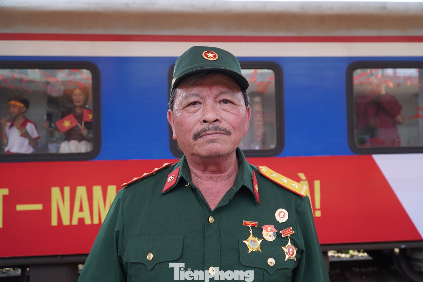 Cựu chiến binh Trần Ngọc Thảo (Trung đoàn vận tải 559) đi trên chuyến tàu SE1 từ Hà Nội vào. Ông bày tỏ rất xúc động và hạnh phúc trong ngày hội thống nhất non sông. “Đồng đội tôi ngày ấy người còn, người mất. Tôi được có mặt trên chuyến tàu thống nhất, được ngắm nhìn non sông thu về một mối là điều may mắn. Thế hệ ngày trước ngã xuống cho đất nước đứng lên, thế hệ hôm nay được sống trong hoà bình, hãy cố gắng góp phần dựng xây Tổ quốc vẻ vang”, ông nói.