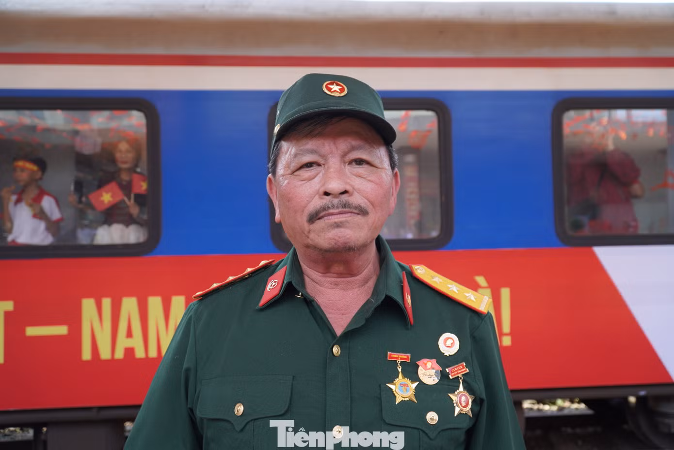 Cựu chiến binh Trần Ngọc Thảo (Trung đoàn vận tải 559) đi trên chuyến tàu SE1 từ Hà Nội vào. Ông bày tỏ rất xúc động và hạnh phúc trong ngày hội thống nhất non sông. “Đồng đội tôi ngày ấy người còn, người mất. Tôi được có mặt trên chuyến tàu thống nhất, được ngắm nhìn non sông thu về một mối là điều may mắn. Thế hệ ngày trước ngã xuống cho đất nước đứng lên, thế hệ hôm nay được sống trong hoà bình, hãy cố gắng góp phần dựng xây Tổ quốc vẻ vang”, ông nói.