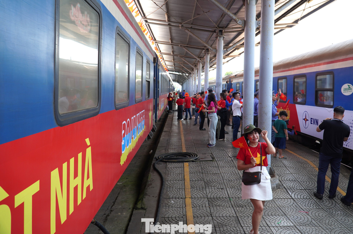 Người dân Đà Nẵng đứng giữa hai đoàn tàu chụp ảnh với khoảnh khắc "50 năm mới có một lần". Chị Thanh Tình (quận Sơn Trà) bày tỏ rằng bản thân luôn thấy tự hào khi là công dân một đất nước quật cường, vượt qua gian khó, bom đạn để vươn mình.