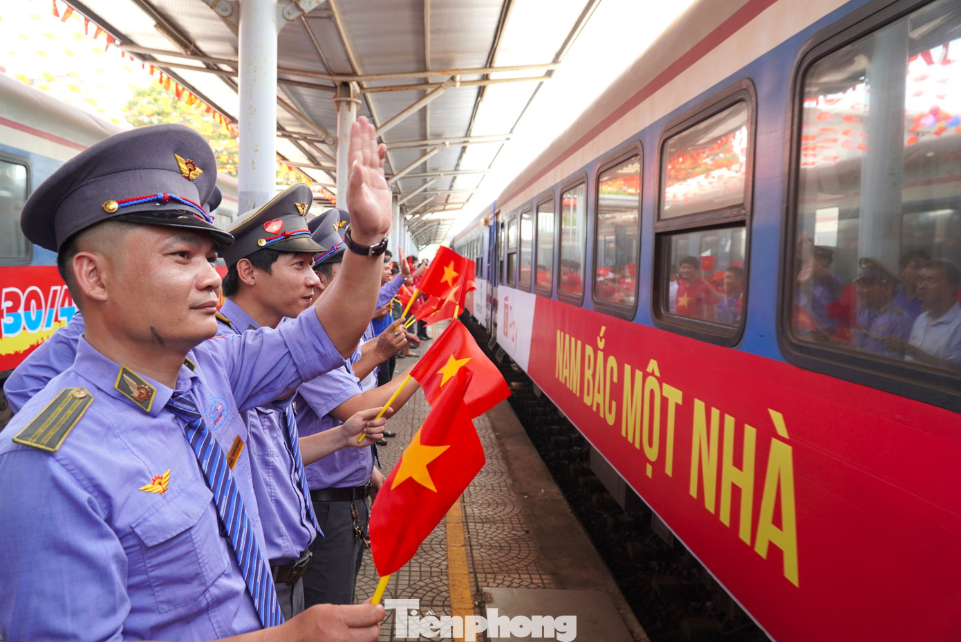 Sau khi hội ngộ tại Đà Nẵng, tàu thứ nhất sẽ xuất phát đi Hà Nội, 10 phút sau chuyến tàu thứ 2 rời ga tiếp tục hành trình vào TP Hồ Chí Minh.