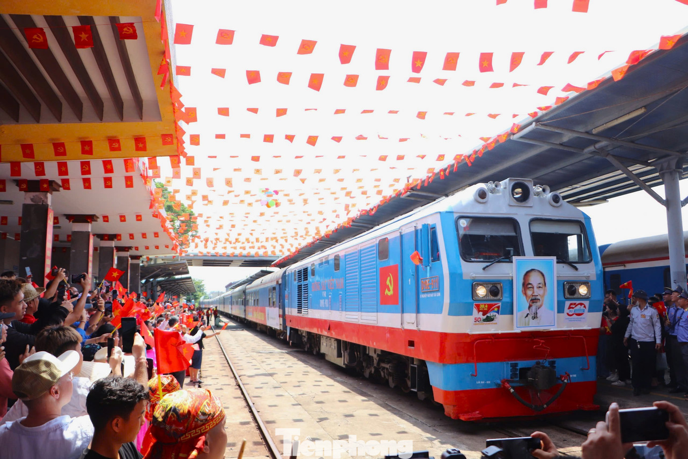 Đến 12h42', chuyến tàu thứ 2 tiếp tục vào ga. Đối với người dân Việt Nam, hình ảnh đoàn tàu Thống Nhất nối hai miền Nam - Bắc đã trở thành biểu tượng của hoà bình, của khát vọng độc lập dân tộc và niềm vui toàn thắng, sum họp.