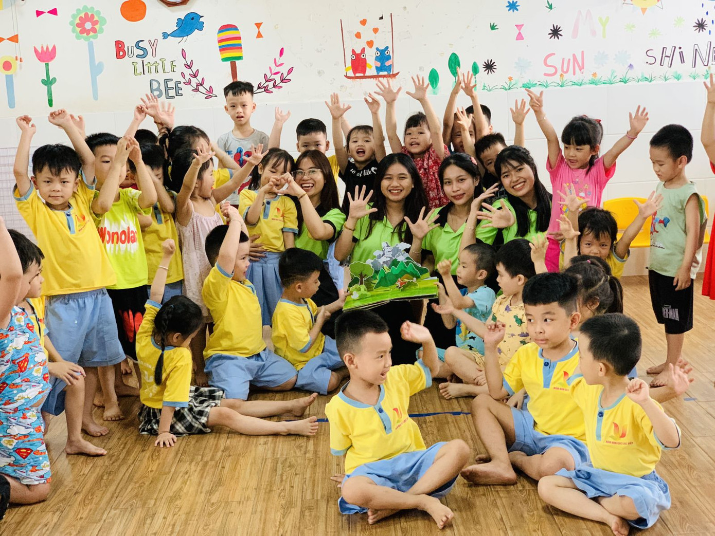 Trẻ nhỏ cần được tiếp xúc, dạy dỗ của cả thầy và cô.