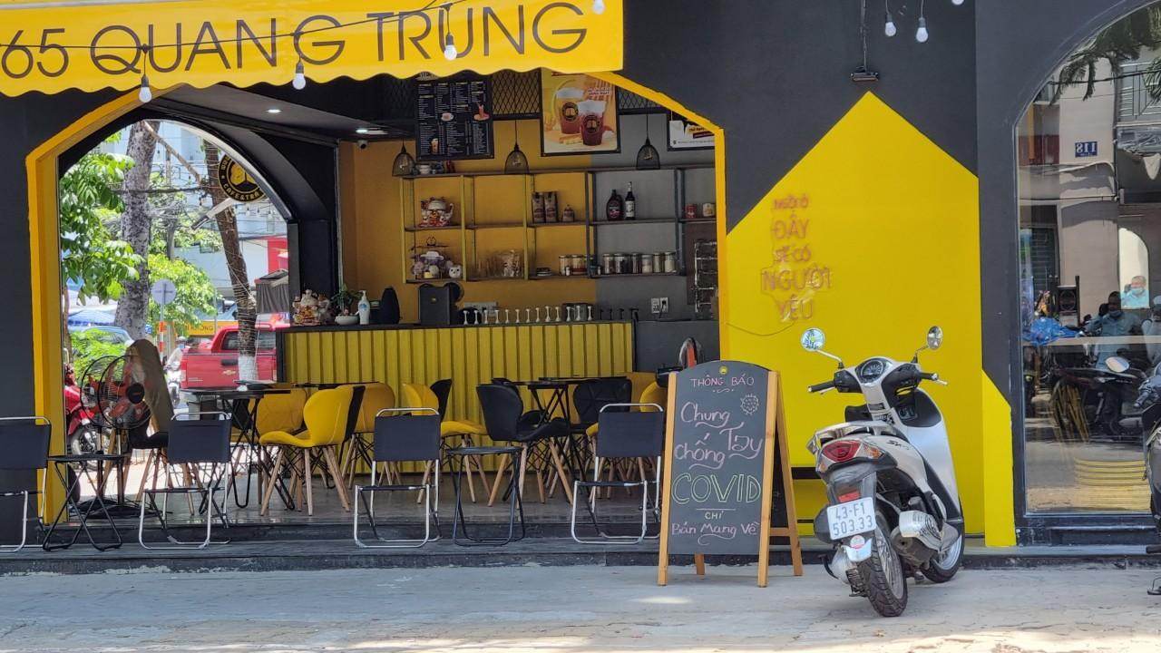 Việc cấm phục vụ tại chỗ ảnh hưởng tới hiệu quả kinh doanh, tuy nhiên vi an toàn chung của cộng đồng, các hàng quán đều chấp hành. Ảnh: Thanh Trần.