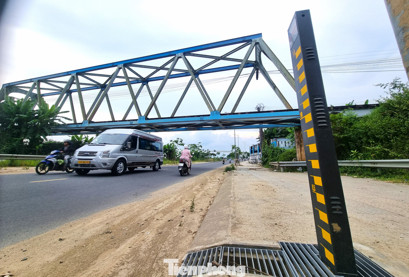 Hiện đã được lắp tháp báo ngập. Anh Nguyễn Thái (phường Hoà Thọ Đông, quận Cẩm Lệ) cho hay hầu như năm nào vào mùa mưa đoạn này cũng ngập rất sớm, nhiều người lỡ đi qua rất nguy hiểm vì gần bờ sông. "Có tháp này người dân vừa thấy được mực nước, vừa cảnh báo để chọn tuyến đường khác an toàn hơn", anh nhìn nhận. Hiện đã được lắp tháp báo ngập. Anh Nguyễn Thái (phường Hoà Thọ Đông, quận Cẩm Lệ) cho hay hầu như năm nào vào mùa mưa đoạn này cũng ngập rất sớm, nhiều người lỡ đi qua rất nguy hiểm vì gần bờ sông. "Có tháp này người dân vừa thấy được mực nước, vừa cảnh báo để chọn tuyến đường khác an toàn hơn", anh nhìn nhận.