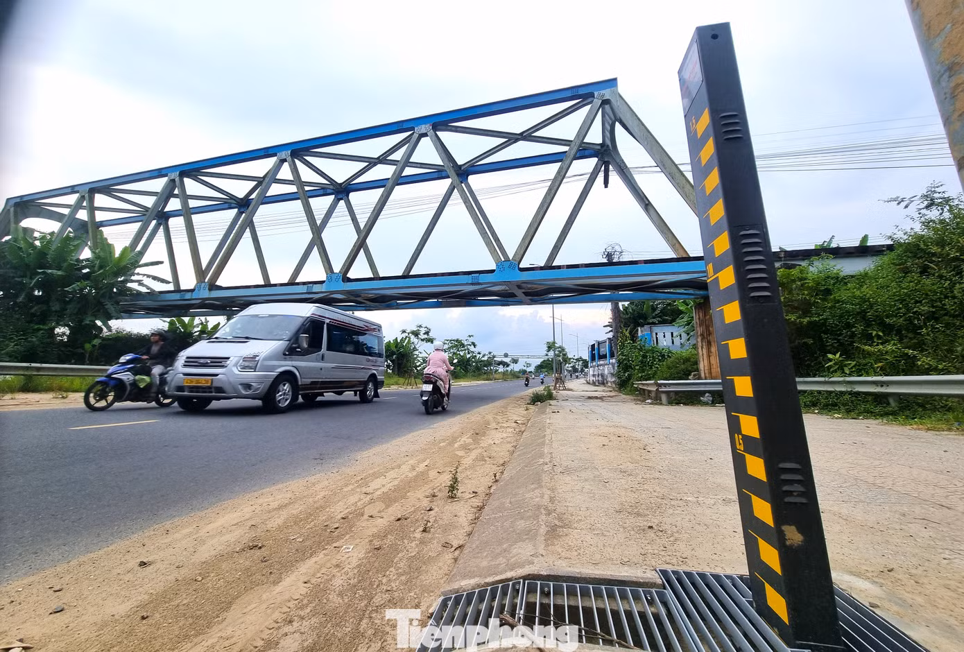 Hiện đã được lắp tháp báo ngập. Anh Nguyễn Thái (phường Hoà Thọ Đông, quận Cẩm Lệ) cho hay hầu như năm nào vào mùa mưa đoạn này cũng ngập rất sớm, nhiều người lỡ đi qua rất nguy hiểm vì gần bờ sông. "Có tháp này người dân vừa thấy được mực nước, vừa cảnh báo để chọn tuyến đường khác an toàn hơn", anh nhìn nhận. Hiện đã được lắp tháp báo ngập. Anh Nguyễn Thái (phường Hoà Thọ Đông, quận Cẩm Lệ) cho hay hầu như năm nào vào mùa mưa đoạn này cũng ngập rất sớm, nhiều người lỡ đi qua rất nguy hiểm vì gần bờ sông. "Có tháp này người dân vừa thấy được mực nước, vừa cảnh báo để chọn tuyến đường khác an toàn hơn", anh nhìn nhận.