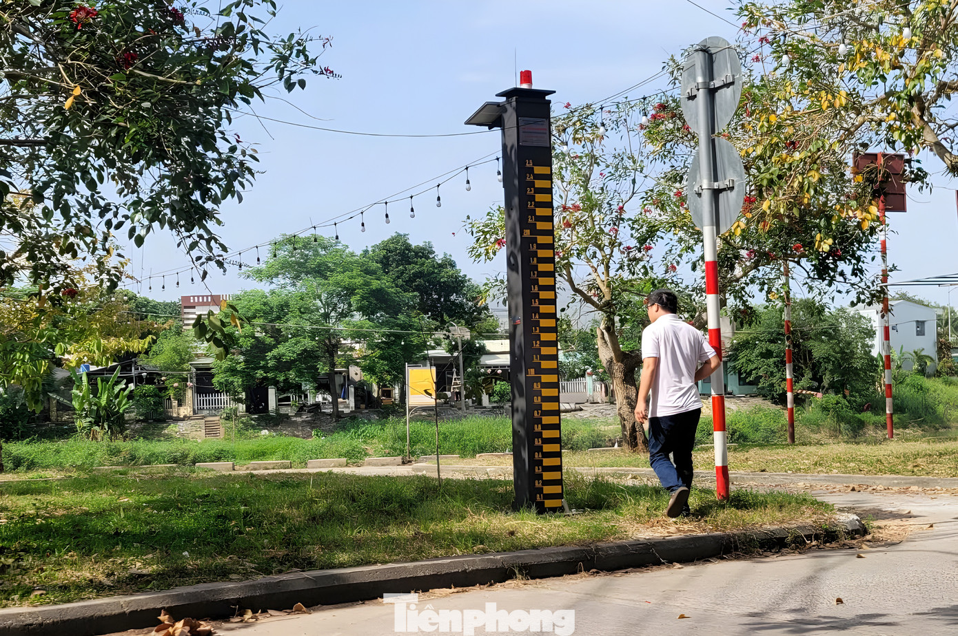 Ngoài tháp báo ngập, 17 tháp báo lũ được lắp đặt trên địa bàn huyện Hoà Vang. Tại khu vực có nguy cơ bị ngập sâu ( trên 01 m) sẽ lắp đặt 1 tháp báo lũ thông minh. Khi xuất hiện ngập lụt tại tháp báo lũ, hệ thống sẽ tự động kết nối thông qua phần mềm giám sát. Cùng với số liệu của trạm thủy văn trên sông, các đơn vị chức năng sẽ dự báo, cảnh báo về tình hình lũ lụt đến từng thôn, từng hộ để chủ động di chuyển, triển khai các phương án sơ tán dân, cứu hộ cứu nạn. Phương thức cảnh báo có thể thực hiện qua tin nhắn, ứng dụng trên điện thoại, trạm phát thanh cảnh báo hoặc hệ thống loa truyền thanh cơ sở. Đặc biệt, ngay trên đỉnh tháp báo lũ cũng có loa phát cảnh báo. Ngoài tháp báo ngập, 17 tháp báo lũ được lắp đặt trên địa bàn huyện Hoà Vang. Tại khu vực có nguy cơ bị ngập sâu ( trên 01 m) sẽ lắp đặt 1 tháp báo lũ thông minh. Khi xuất hiện ngập lụt tại tháp báo lũ, hệ thống sẽ tự động kết nối thông qua phần mềm giám sát. Cùng với số liệu của trạm thủy văn trên sông, các đơn vị chức năng sẽ dự báo, cảnh báo về tình hình lũ lụt đến từng thôn, từng hộ để chủ động di chuyển, triển khai các phương án sơ tán dân, cứu hộ cứu nạn. Phương thức cảnh báo có thể thực hiện qua tin nhắn, ứng dụng trên điện thoại, trạm phát thanh cảnh báo hoặc hệ thống loa truyền thanh cơ sở. Đặc biệt, ngay trên đỉnh tháp báo lũ cũng có loa phát cảnh báo.